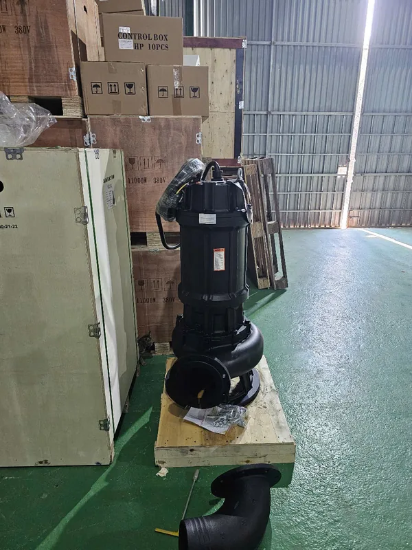 Tem máy trên thân bơm chìm nước thải
