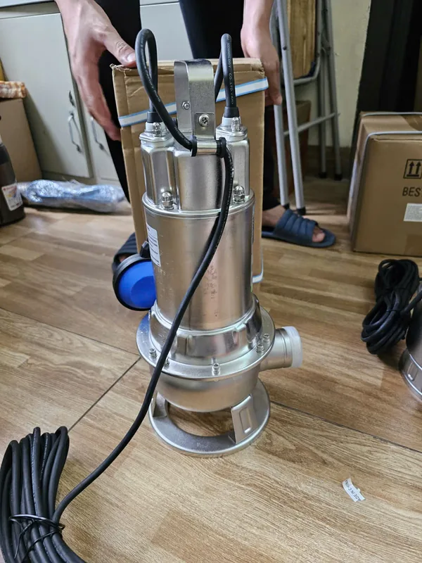 Tay xách và bu-lông trên bơm chìm nước thải