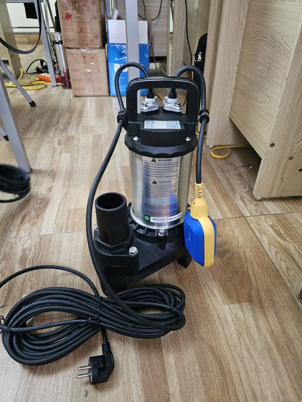 Vệ sinh thân và lưới hút bơm chìm sau khi kéo lên
