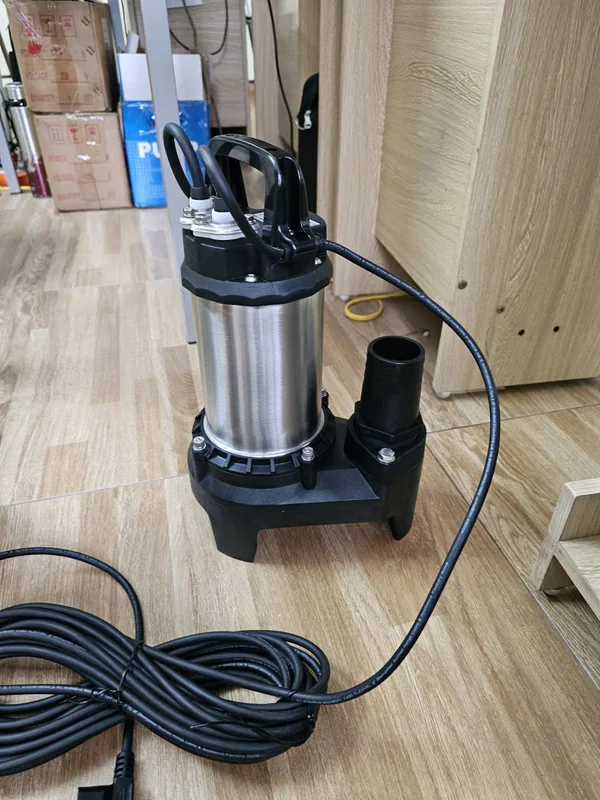 Bơm chìm nước thải chuẩn bị lắp cho hố thu nhà máy